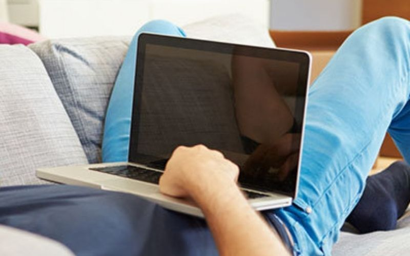 Những tư thế dùng laptop gây hại cho cơ thể