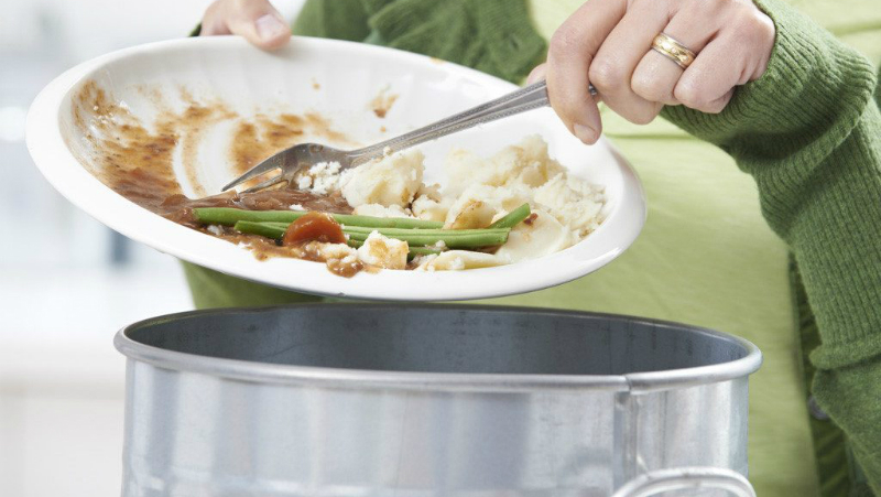 Trước khi đặt bát đĩa vào máy rửa bát hãy loại bỏ thức ăn thừa