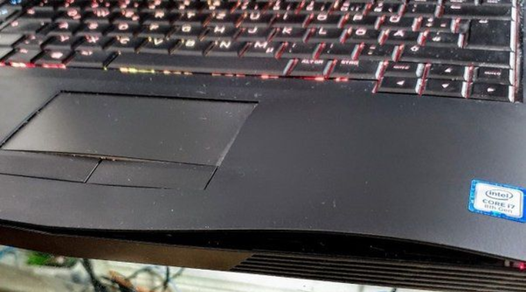 Pin laptop bị phồng có dấu hiệu gì?