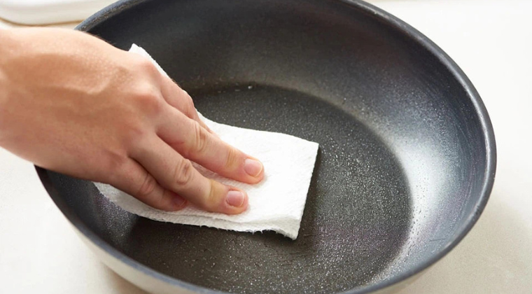 Trước khi nấu ăn tôi dầu cho chảo
