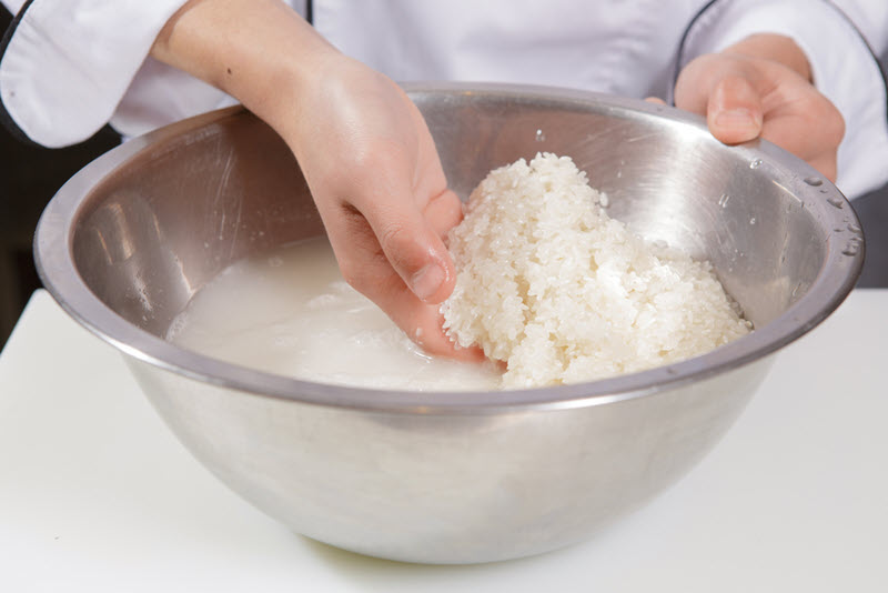 Trước khi nấu ngâm gạo