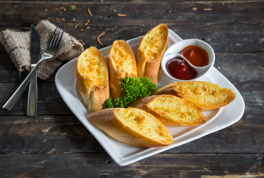 1 quả trứng và bánh mì nướng bơ