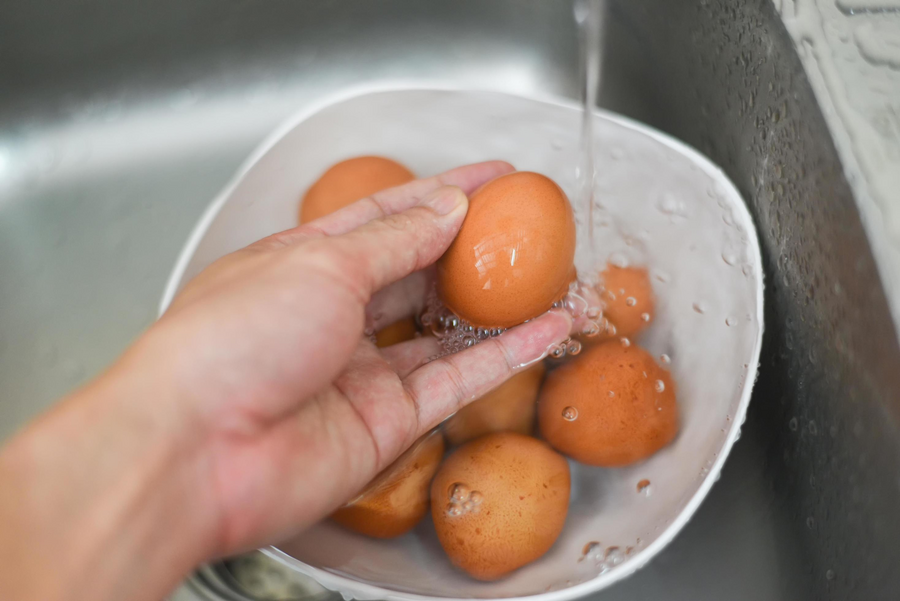 Có nên rửa trứng gà rồi mới đặt vào tủ lạnh?