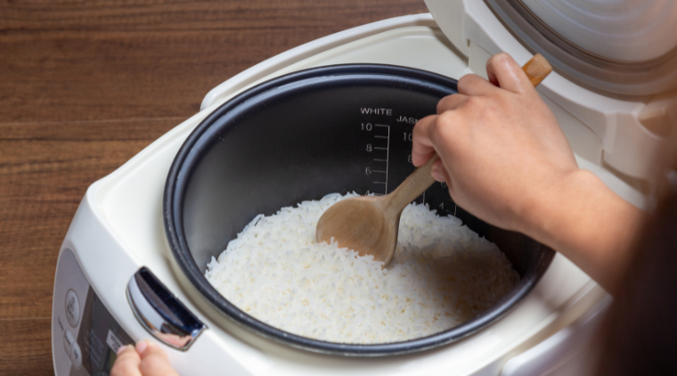 Dùng muôi, thìa, đũa kim loại sắc nhọn để xới cơm