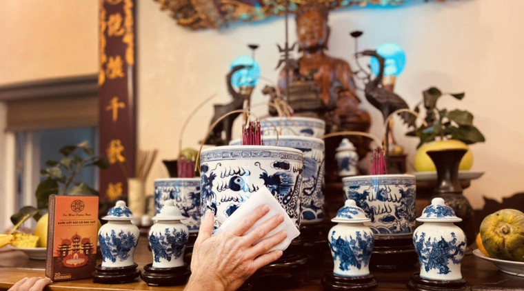 Lau dọn bàn thờ gia tiên
