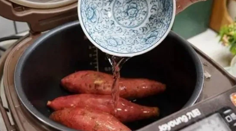 Cách luộc khoai bằng nồi cơm điện