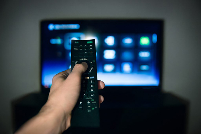 Có nên rút phích cắm tivi sau mỗi lần xem không?
