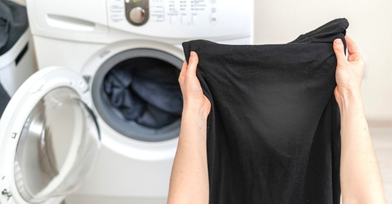 Dùng nước lạnh để giặt quần áo đen