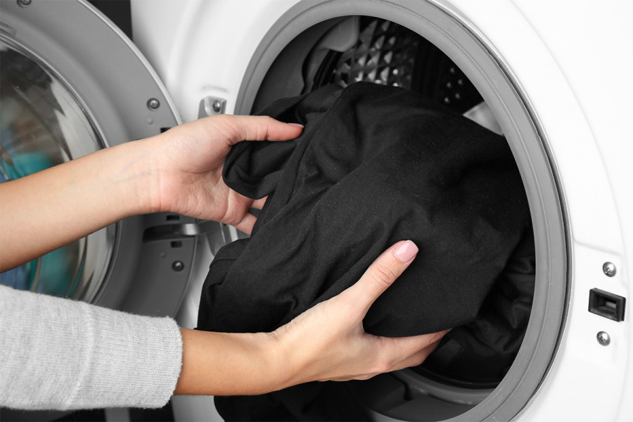 Không giặt giũ quần áo đen quá nhiều lần