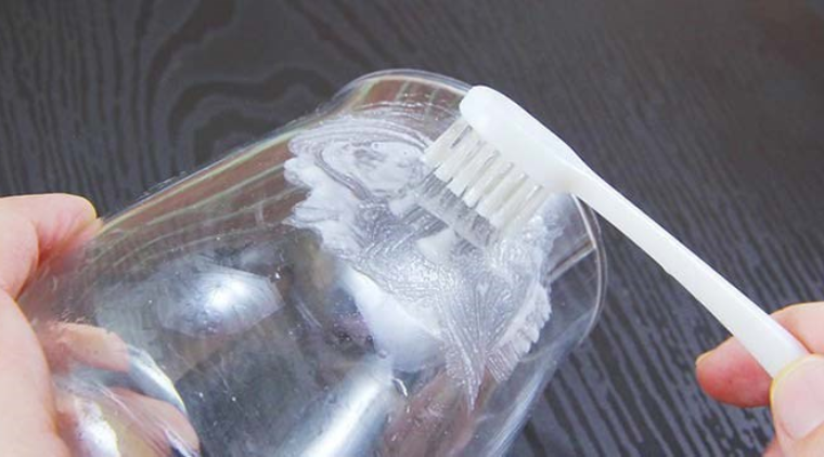 Làm sạch cốc thủy tinh bằng kem đánh răng