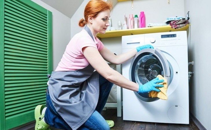 Lau phần bên ngoài của máy giặt