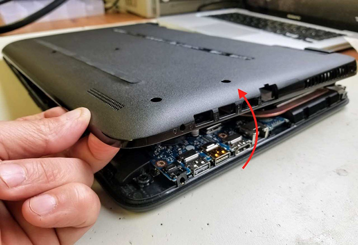 Nguyên nhân laptop bị gãy bản lề
