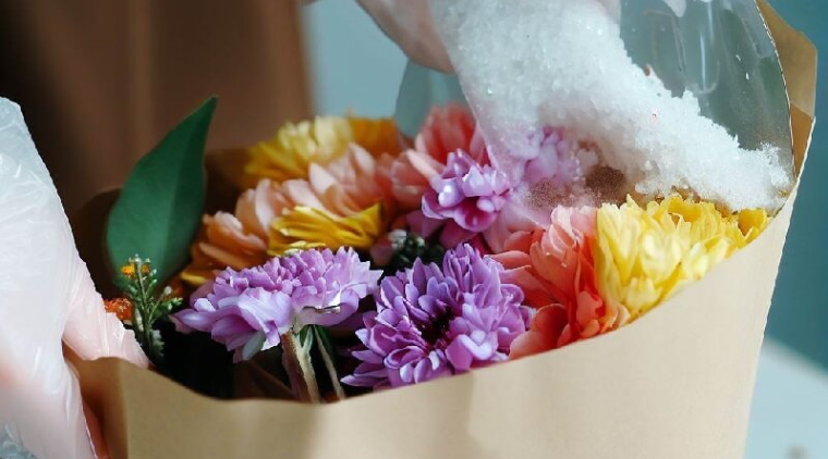 Vệ sinh hoa giả, hoa lụa bằng bột ngô/ gạo/ muối hạt