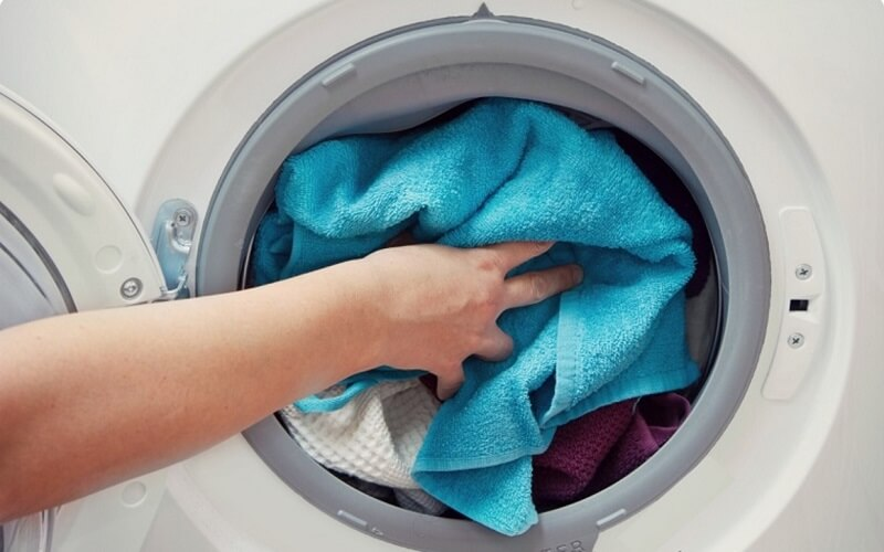 Ngâm hoặc giặt quần áo trong thời gian quá dài