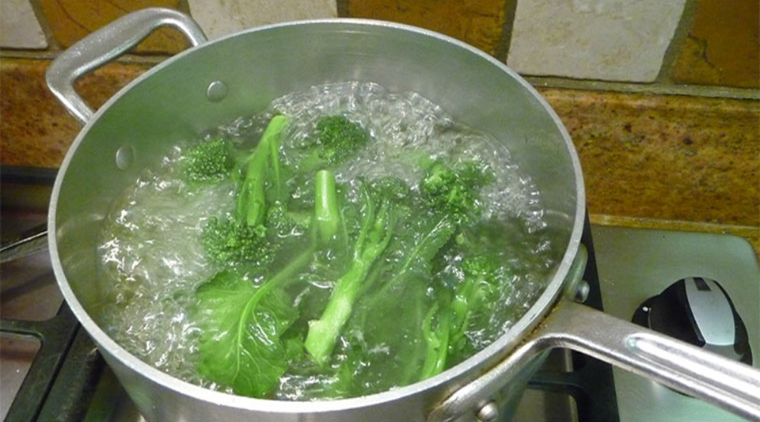 Cách luộc rau xanh: Đợi nước sôi kỹ mới cho rau vào