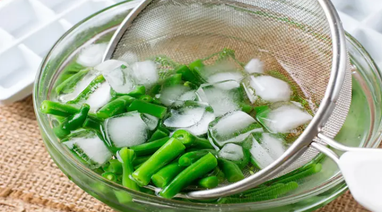 Cách luộc rau xanh: Ngâm rau vào trong nước đá