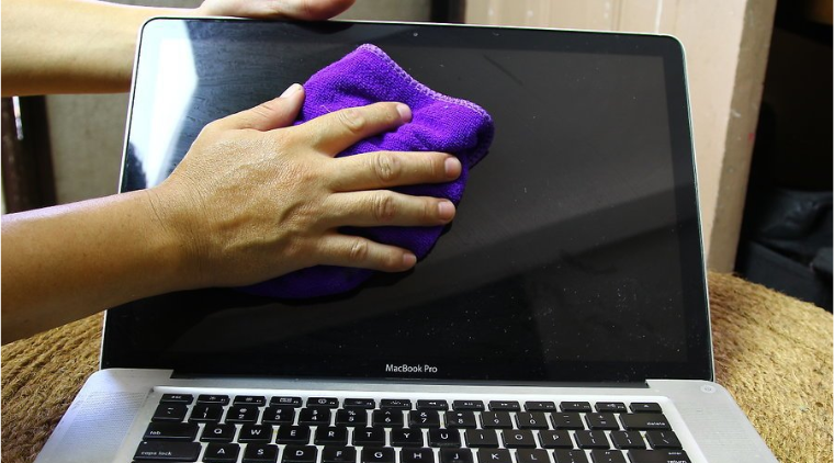 Cách vệ sinh màn hình MacBook