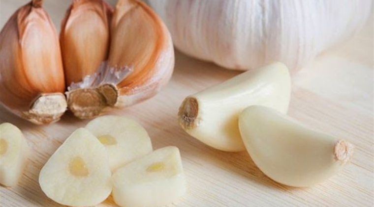 Lấy lõi tỏi ra