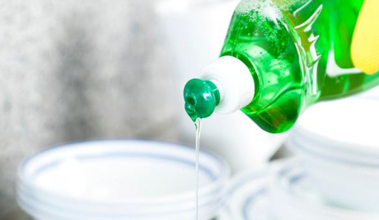 Dùng nước rửa bát