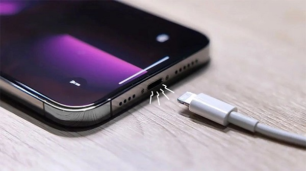 Lý giải vì sao nên vệ sinh cổng sạc iPhone thường xuyên?