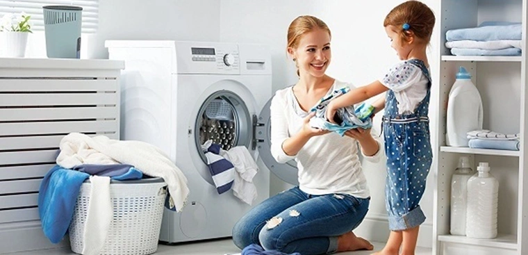 Vì sao không nên để quần áo qua đêm trong máy giặt?