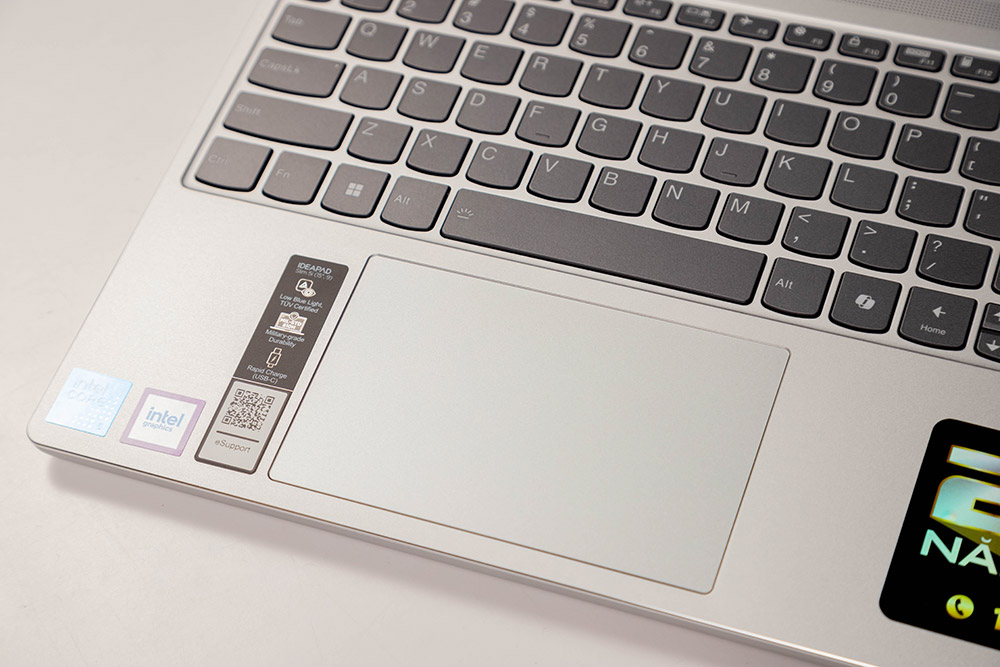 Bàn phím của cả 2 dòng laptop đều cho cảm giác bấm nhẹ nhàng, Touchpad vừa đủ, không quá nhỏ, dễ thao tác