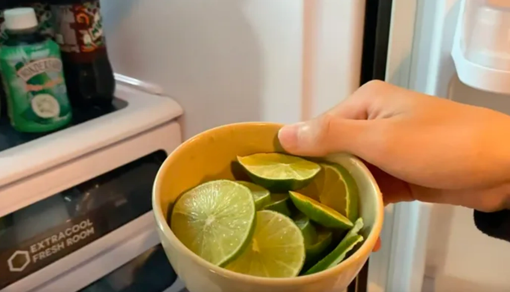 Đặt chanh, cam, bưởi... vào trong tủ lạnh sẽ giúp khử mùi hiệu quả
