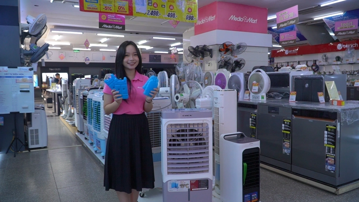 Dung tích bình nước lớn, đi kèm đá khô tăng hiệu quả làm lạnh