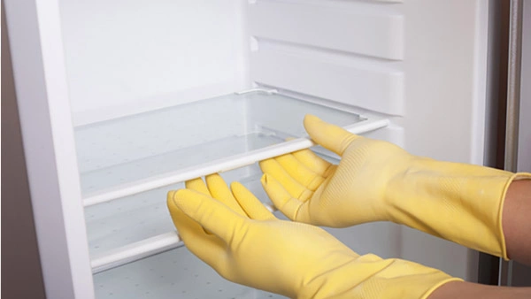 Tháo các ngăn kệ để lau rửa