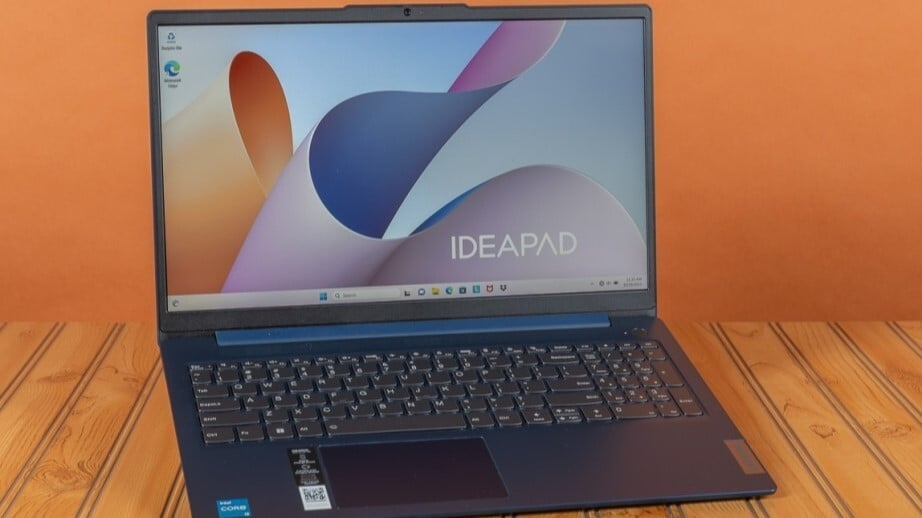 Trong khi đó, Lenovo IdeaPad Slim 3 chỉ có phần mặt trên sử dụng vỏ nhôm