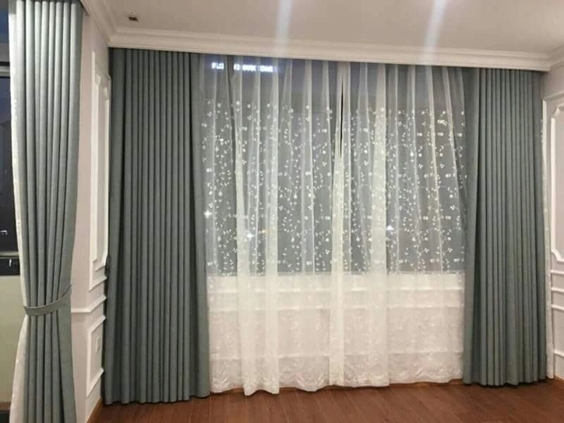 Trang bị thêm rèm cửa dày để cản bớt ánh nắng vào nhà