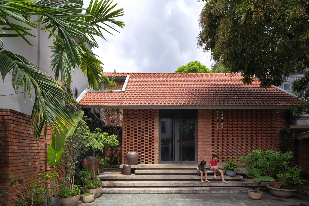 Trồng thêm cây xanh là giải pháp làm mát nhà đất nông thôn đơn giản nhưng hiệu quả