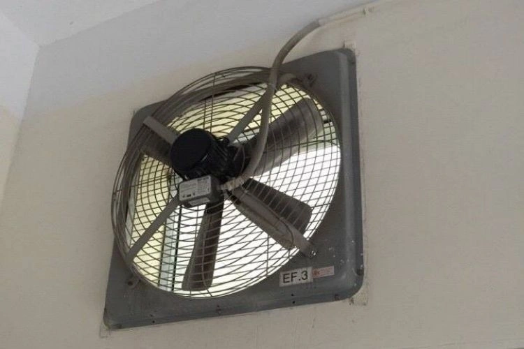 Bật quạt thông gió cũng giúp làm mát hiệu quả cho nhà nông thôn