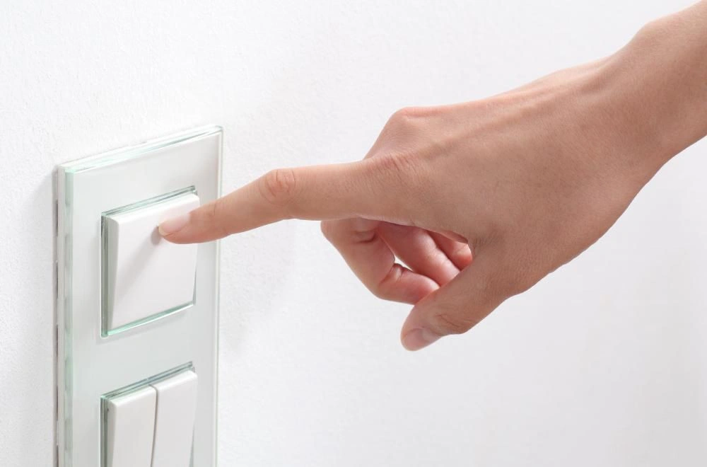 Tắt các thiết bị điện không sử dụng cũng sẽ giúp căn nhà của bạn bớt nóng hơn trong mùa hè