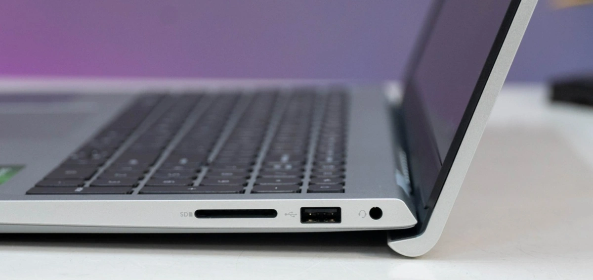 Dell Inspiron 3520 N5I5052W1 vẫn có cổng 3.5mm 