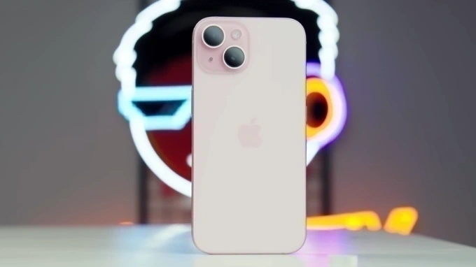 iPhone 15 lại có thiết kế thời thượng và trẻ trung hơn