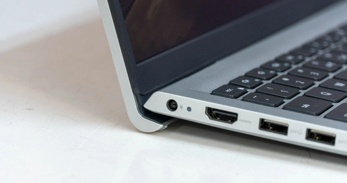 Laptop Dell Inspiron 3520 N5I5052W1 được trang bị đa dạng cổng kết nối