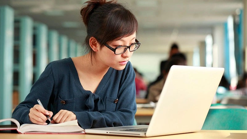 Laptop sinh viên giá rẻ thường có thời lượng từ 4 - 6 tiếng, vẫn đủ cho một buổi học tại trường