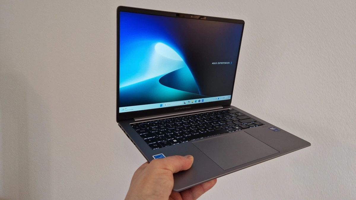 Mặc dù khá mỏng nhưng Asus ExpertBook vẫn được trang bị khá nhiều cổng kết nối khác nhau