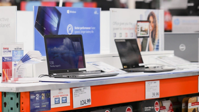 Nếu muốn mua laptop sinh viên giá rẻ, bạn nên tận dụng các chương trình ưu đãi