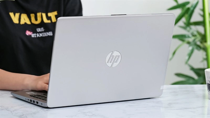 Sinh viên kinh tế thường phải họp nhóm nhiều nên hãy ưu tiên laptop HP có trọng lượng nhẹ, pin "trâu" 