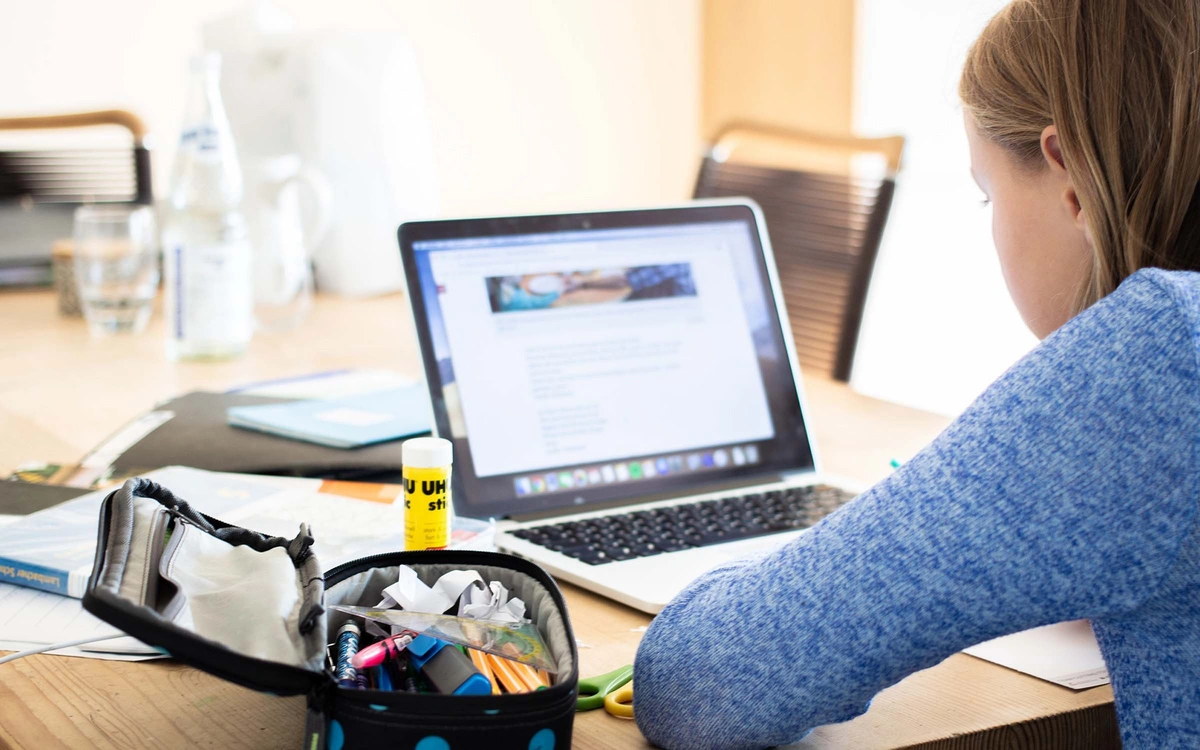 Cần cân nhắc thời lượng pin và trọng lượng laptop phù hợp với học sinh cấp 2