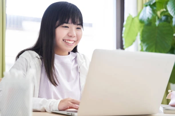 Chọn laptop học online cho học sinh cấp 2 cần ưu tiên độ bền cao, thương hiệu uy tín