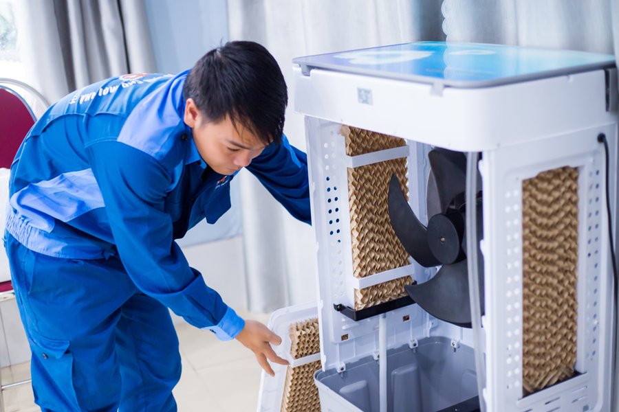 Vệ sinh, làm sạch quạt điều hòa thường xuyên để đảm bảo hiệu quả làm mát và bảo vệ sức khỏe cho ông bà, cha mẹ