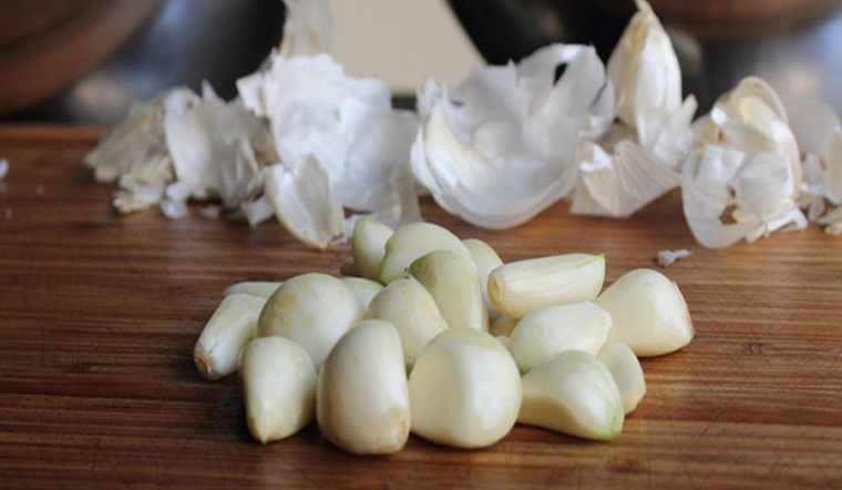 Bóc hành tỏi luôn là một công việc khiến nhiều người nội trợ muốn "khóc thét"