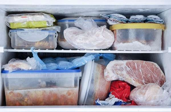 Các sắp xếp thực phẩm trong tủ thiếu khoa học cũng có thể khiến tủ lạnh chạy liên tục không ngắt