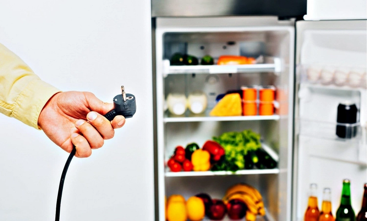 Cách xử lý nhanh tủ lạnh khi bị ngập nước vào mùa mưa bão đó là phải ngắt nguồn điện ngay