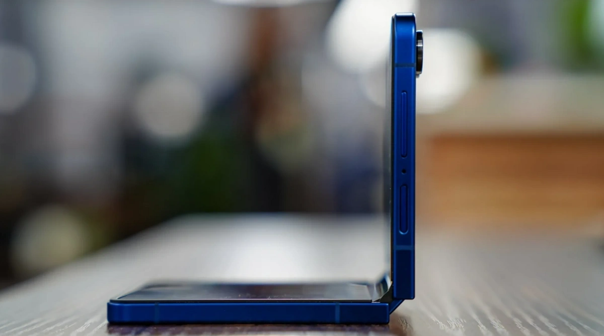 Đại đa số người dùng trải nghiệm sớm đánh giá Samsung Galaxy Z Flip 7 mỏng hơn đáng kể so với Z Flip 6