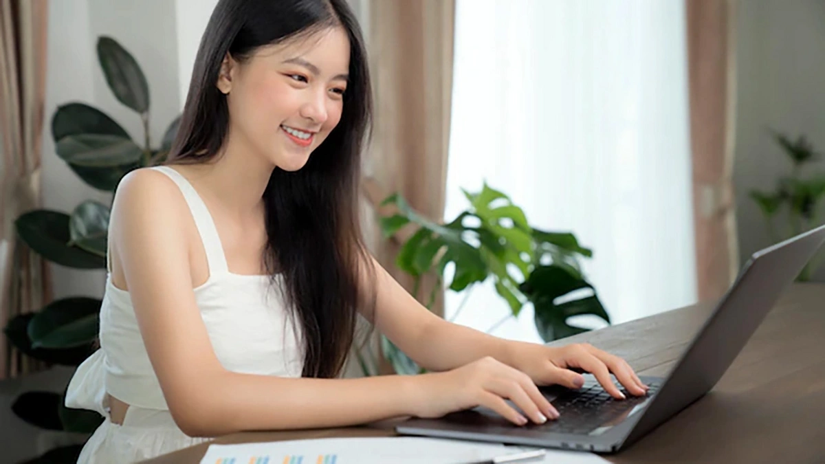 Khi chọn mua laptop cho con, phụ huynh nên ưu tiên các sản phẩm mỏng, nhẹ nếu con cần mang máy đi học