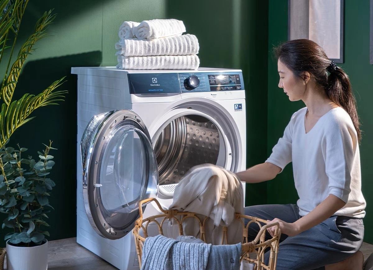 Lấy quần áo ra khỏi máy giặt ngay sau khi giặt